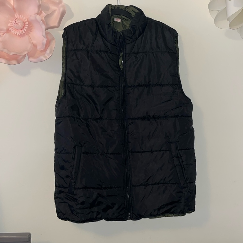 4/$20!Mens large black puffer vest